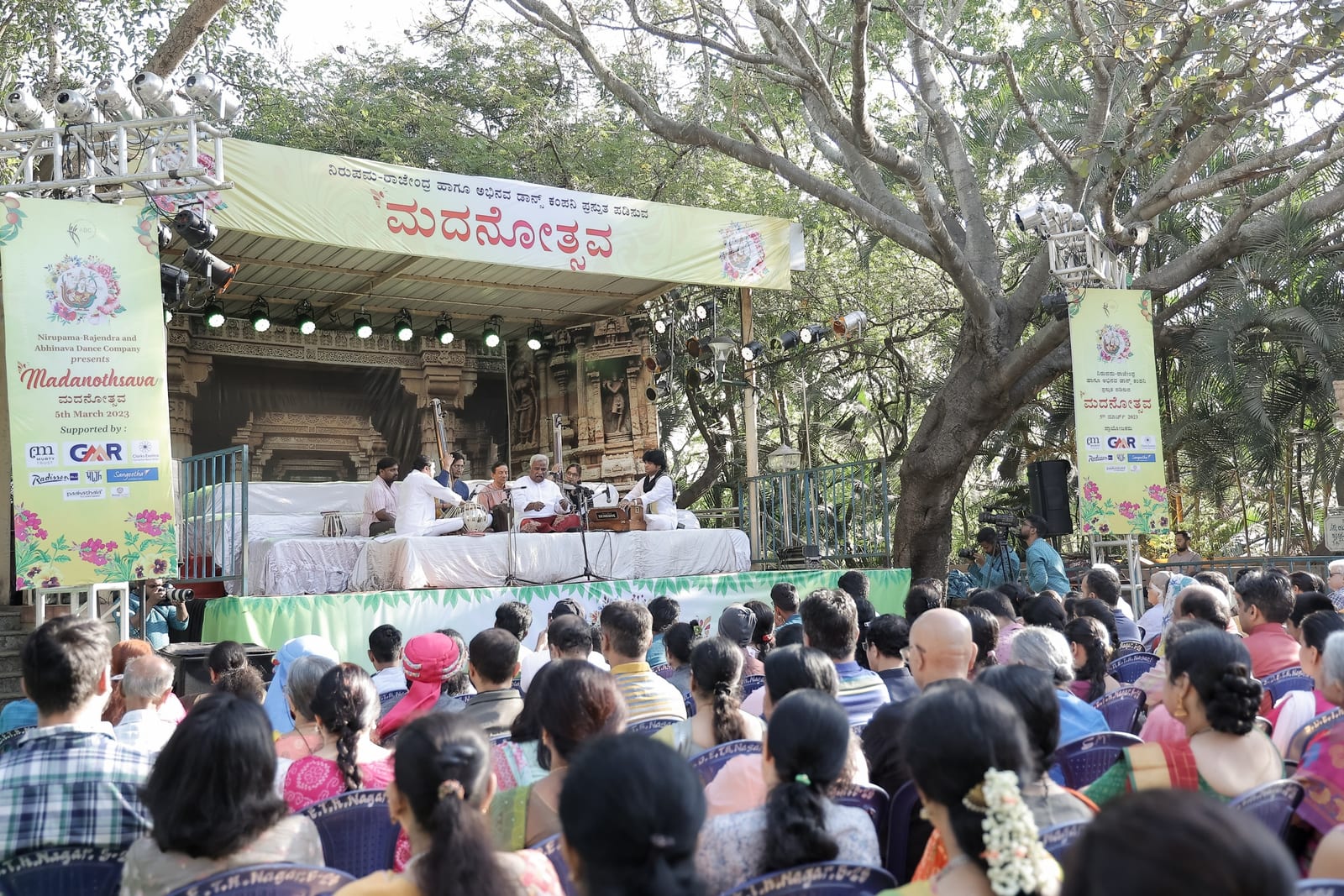 Play video: Madanothsava 2023 — Pt. Venkatesh Kumar singing on the Madanothsava stage