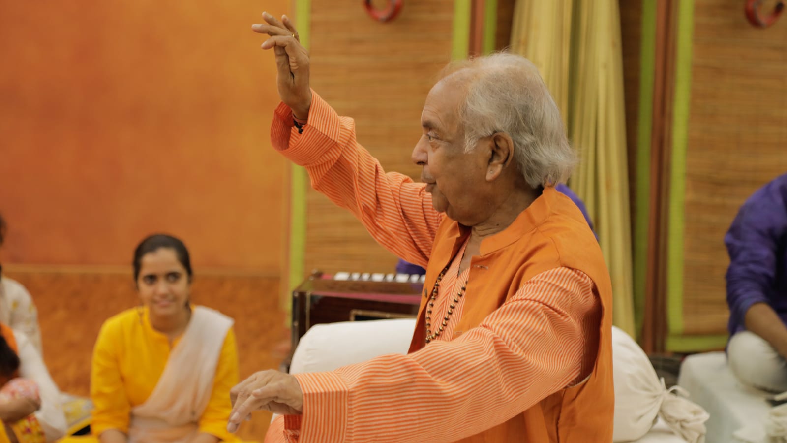 Play video: Pandit Birju Maharaj — Kathak workshop at ADC